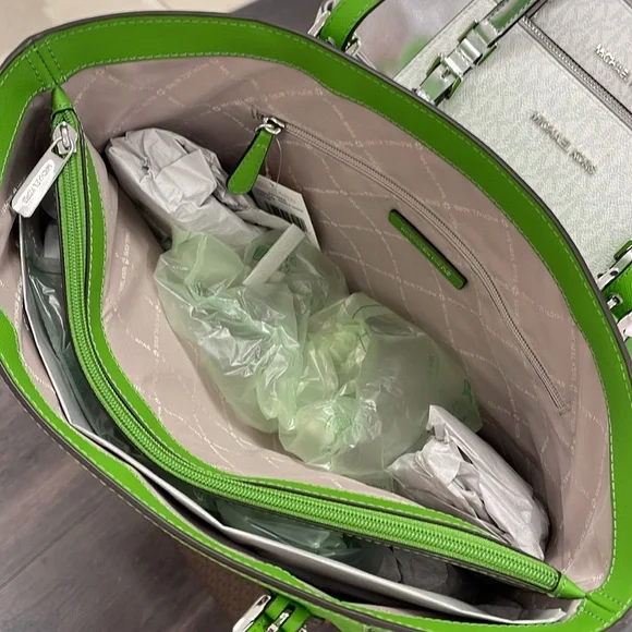 Michael Kors Voyager Large Saffiano Leather Tote Bag
Jangle Green 
NWT - Picture 8 of 16